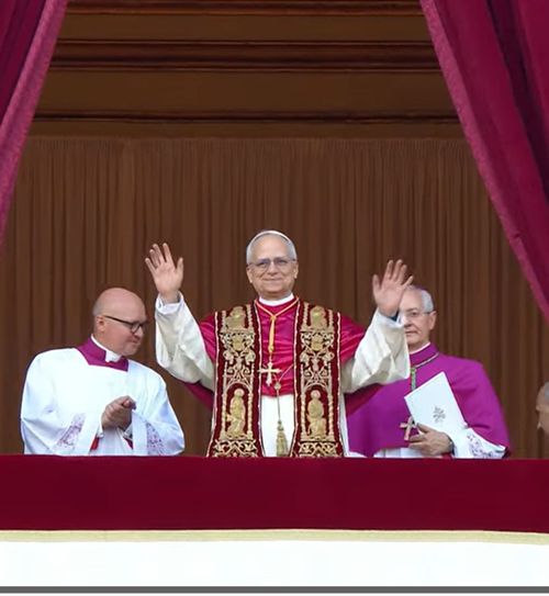 Fum alb la Vatican    Conclavul a ales un nou Papă.  Cine este succesorul lui Francisc: „Răul nu va învinge!”