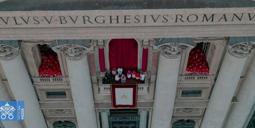 Fum alb la Vatican. A fost ales noul papă. Capturi YouTube Vatican News.jpg