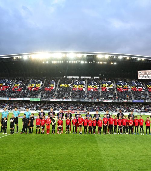SĂRBĂTOARE LA CLUJ  „Cluj-Napoca suntem noi” vs   „Campionii suntem noi”.  Cum a trăit campioana meciul festiv de pe Cluj Arena 