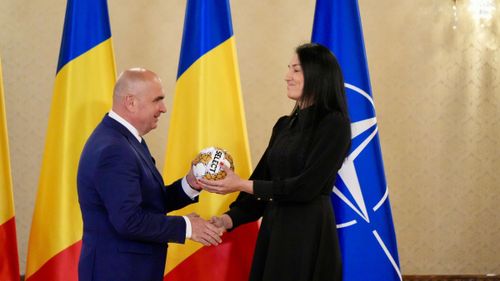 Cristina Neagu a primit de la președintele interimar Ilie Bolojan „Ordinul Serviciul Credincios” în grad de „Cavaler” (foto: Vlad Nedelea/ GOLAZO.ro)