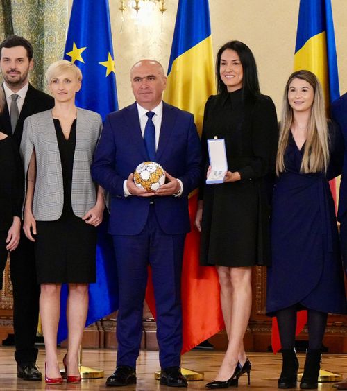 Neagu, decorată    VIDEO și FOTO:  Cea mai bună handbalistă a României a primit „Ordinul Serviciul Credincios” în grad de „Cavaler”:   „O mare onoare”