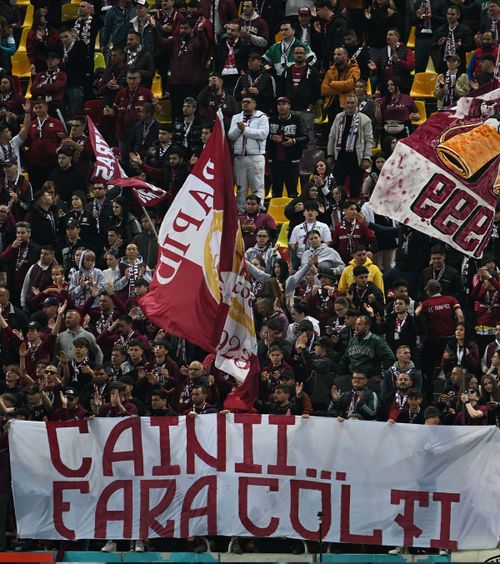 Amenzi după derby  Jandarmeria a aplicat   sancțiuni mari   clubului Dinamo, după meciul cu Rapid. Două persoane, interzise pe stadion!