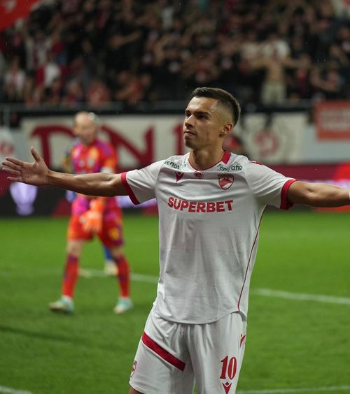 Cîrjan, ce gest!   Dinamovistul a oferit cadou peste   300 de tricouri de joc  cu numele său. A scos din buzunar aproximativ 10.000 de euro!