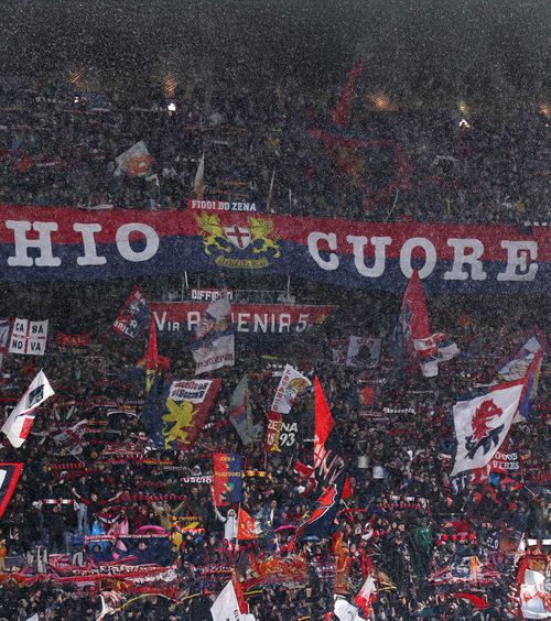 Genoa a sărbătorit cu artificii  Fanii echipei lui Dan Șucu au   explodat de bucurie , după ce rivala din oraș a retrogradat în Serie C