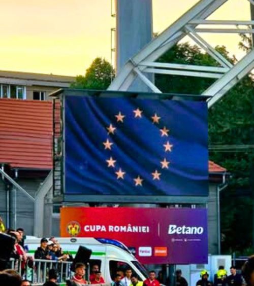 Moment special la finala Cupei  Mesajul afișat pe tabela stadionului în timpul   intonării imnului României : „Fotbalul unește!”