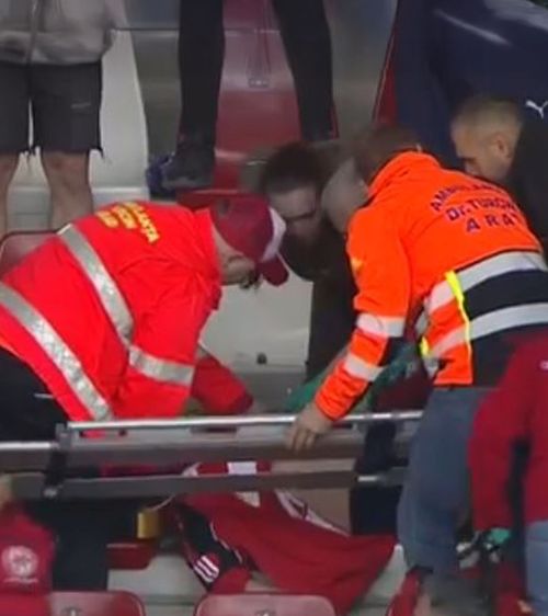 Urgență la UTA - Buzău  Meciul, întrerupt minute bune.   Ambulanța a intrat pe teren  » Ce s-a întâmplat în tribunele stadionului