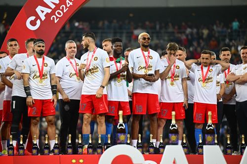 Jucătorii FCSB au primit trofeul și medaliile de campioni. FOTO: Raed Krishan / GOLAZO.ro
