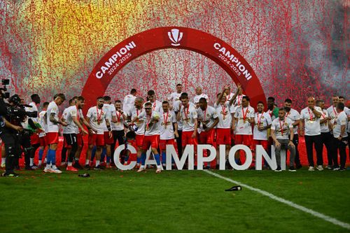 Jucătorii FCSB au primit trofeul și medaliile de campioni. FOTO: Raed Krishan / GOLAZO.ro