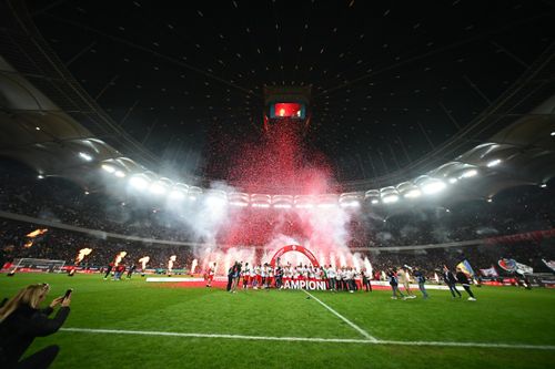 Jucătorii FCSB au primit trofeul și medaliile de campioni. FOTO: Raed Krishan / GOLAZO.ro