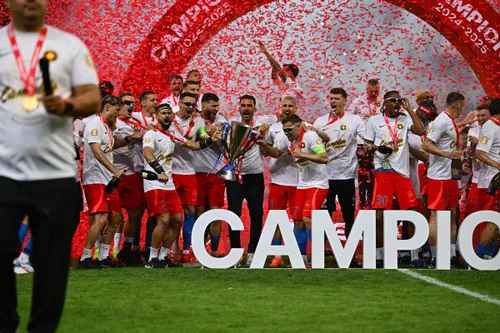 Jucătorii FCSB au primit trofeul și medaliile de campioni. FOTO: Raed Krishan / GOLAZO.ro