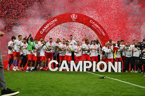 Jucătorii FCSB au primit trofeul și medaliile de campioni. FOTO: Raed Krishan / GOLAZO.ro