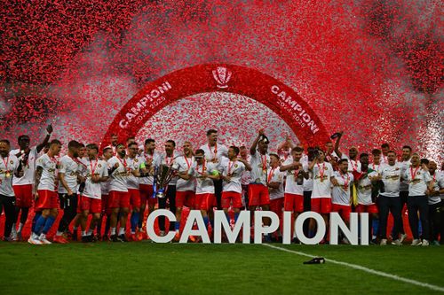 Jucătorii FCSB au primit trofeul și medaliile de campioni. FOTO: Raed Krishan / GOLAZO.ro