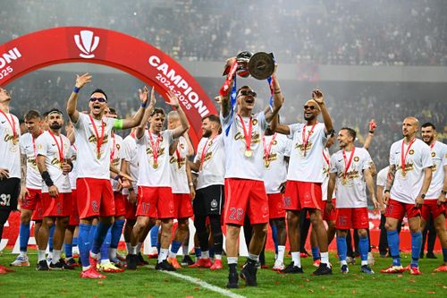 Jucătorii FCSB au primit trofeul și medaliile de campioni. FOTO: Raed Krishan / GOLAZO.ro