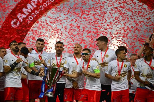 Jucătorii FCSB au primit trofeul și medaliile de campioni. FOTO: Raed Krishan / GOLAZO.ro