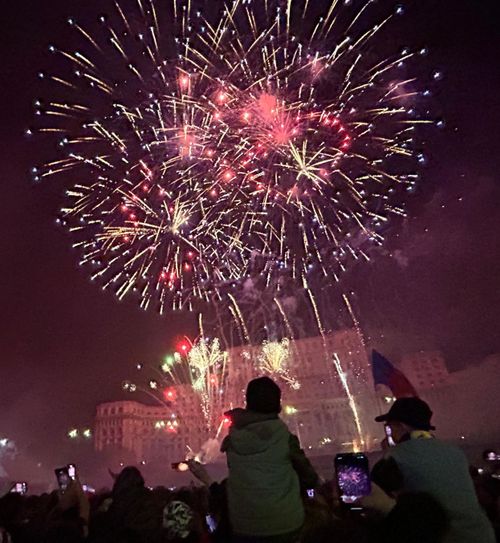 Fiesta roș-albastră   FCSB, așteptată de mii de fani în Piața Constituției »   VIDEO+FOTO  Spectacol la   parada campioanei: imagini din dronă