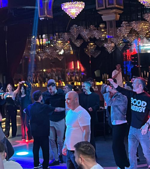 FCSB a petrecut toată noaptea!    VIDEO+FOTO.  Sărbătoarea campioanei   s-a mutat în club  » Charalambous, MM Stoica și jucătorii, show pe manele