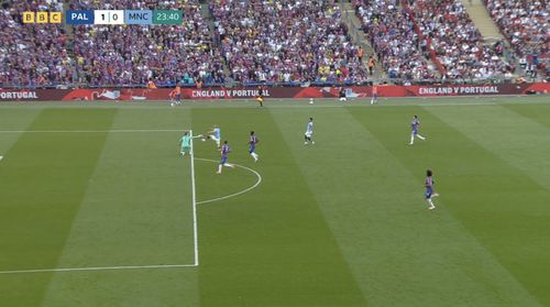 Momentul în care Dean Henderson atinge mingea cu mâna în afara careului. FOTO: captură BBC