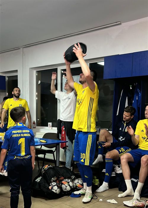 Bucurie maximă  Unirea Slobozia merge la baraj și a petrecut după meci:   imagini din vestiar