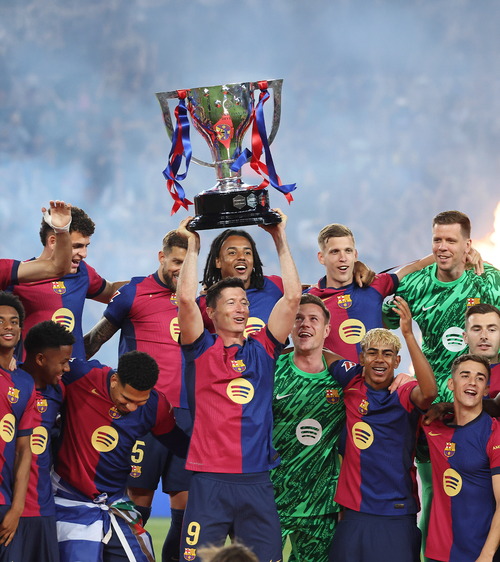 Barcelona, final de poveste    FOTO.  Catalanii au primit   trofeul de campion   după ultimul meci de acasă al sezonului » Ce s-a întâmplat după partidă