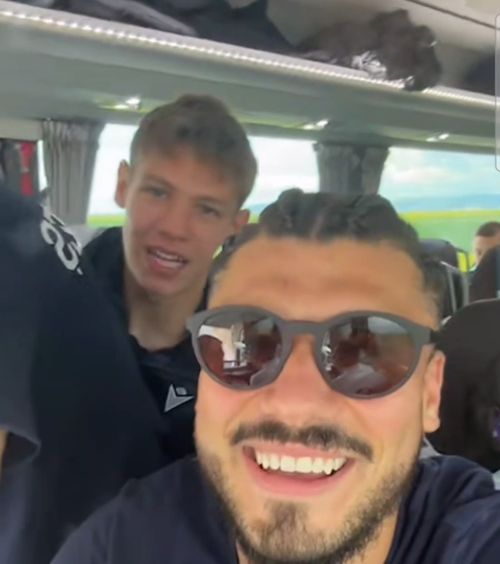Insulte în ziua votului  Jucătorii de la FC Argeș,   remarci homofobe  într-un live din autocar: „Pentru toți b*******i lui Nicușor”