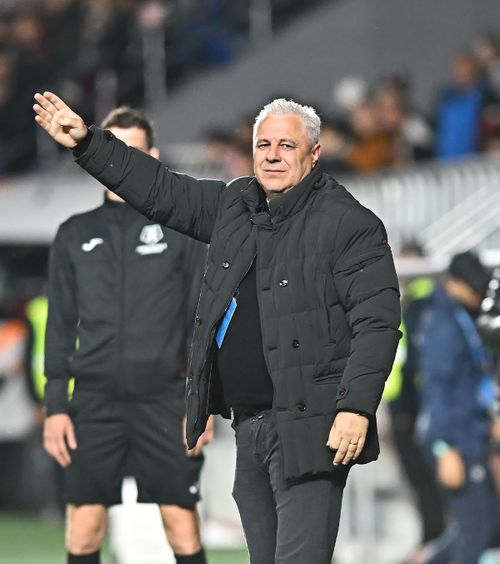 Dezastru pe Giulești    Șumudică, ironizat  de suporterii rapidiști la scorul de 4-0 pentru CFR Cluj: „Șumi, Șumi-gol” și „Campionii, campionii”
