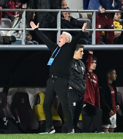 Șumudică, derapaj grosolan  Antrenorul a înjurat un angajat al clubului Rapid:   „Mă ocup eu de voi , unul câte unul!” » GOLAZO.ro a obținut reacția oficialului