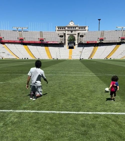 Tradiția lui Raphinha   Brazilianul a traversat terenul în genunchi , după cucerirea titlului în La Liga + Detalii despre   prelungirea contractului  cu Barcelona