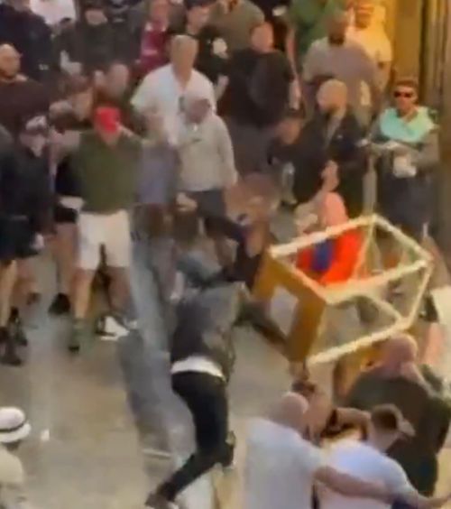 Bătaie cu mese și tomberoane    FOTO+VIDEO.  Ciocniri violente între fanii lui Tottenham și Manchester United, înainte de   finala Europa League