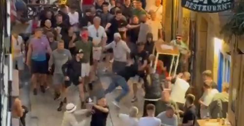 Ciocniri violente între fanii lui Tottenham și Manchester United FOTO Captură video