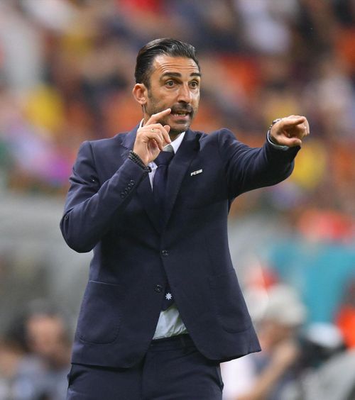 Charalambous, 500.000 de euro!     Antrenorul lui FCSB  a câștigat o sumă imensă în acest sezon. În primul lui an se alesese doar cu 60.000 de euro