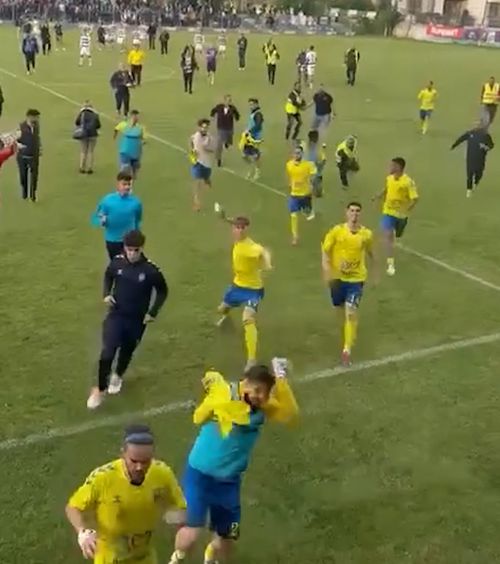 Scandal la Timișoara  Incidente la meciul dintre Poli și Minaur Baia Mare din semifinalele   barajului de promovare în Liga 2    » Oaspeții, fugăriți pe gazon