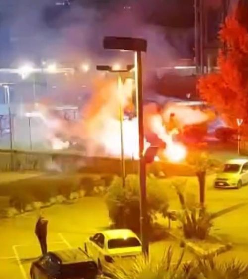 Fumigene și artificii la hotel    Fanii lui Cagliari  nu i-au lăsat pe jucătorii lui Napoli să doarmă
