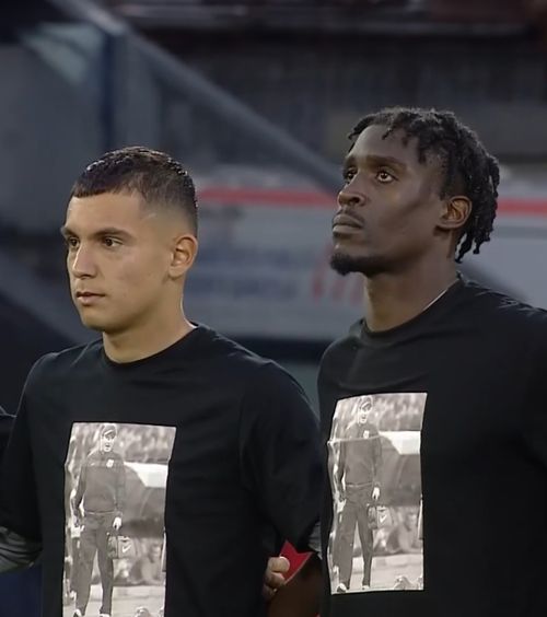 Rivale unite  CFR și FCSB, moment de reculegere   în memoria lui Radu Paligora  » Cu ce tricouri au intrat jucătorii pe teren