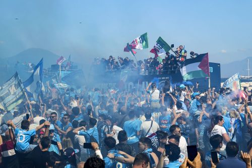 Paradă pe străzile din Napoli după câștigarea titlului (FOTO Imago)