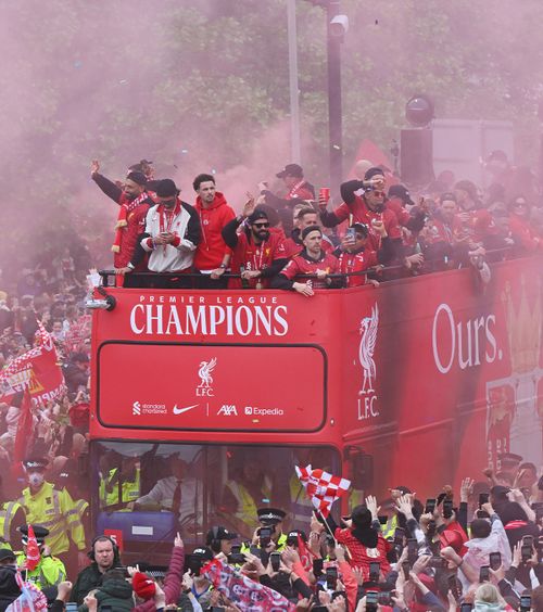 Sărbătoare la   Liverpool      FOTO:   Suporterii au inundat străzile orașului după ce „cormoranii” au ridicat   titlul #20.  Gările nu au făcut față