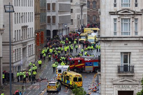 O mașină a intrat în fanii lui Liverpool (FOTO Imago)
