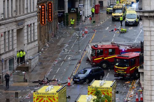 O mașină a intrat în fanii lui Liverpool (FOTO Imago)