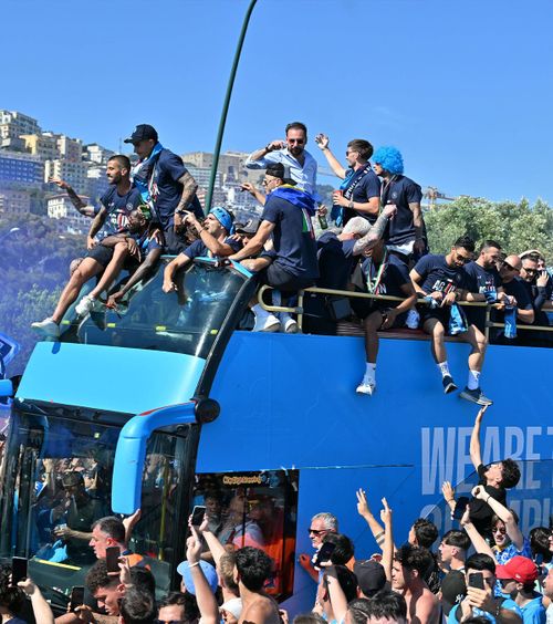 Nebunie pe străzile din Napoli    FOTO:  Peste   200.000 de oameni  au sărbătorit al patrulea scudetto