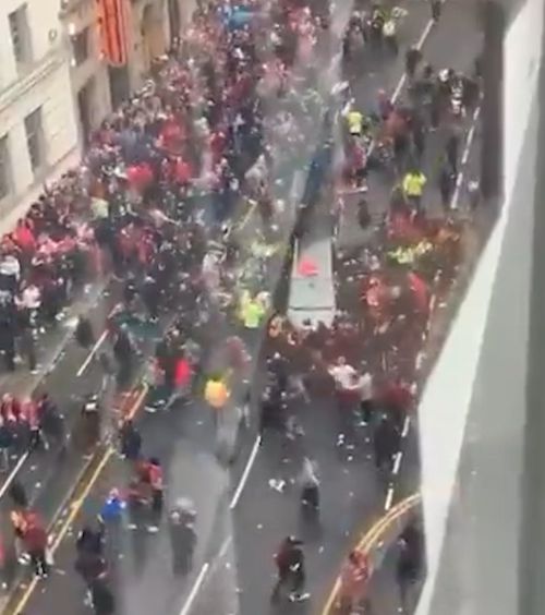 „Nu este un act de terorism”  Șoferul care a intrat cu mașina în fanii lui Liverpool, reținut! 50 de persoane rănite, dintre care   27 au ajuns la spital