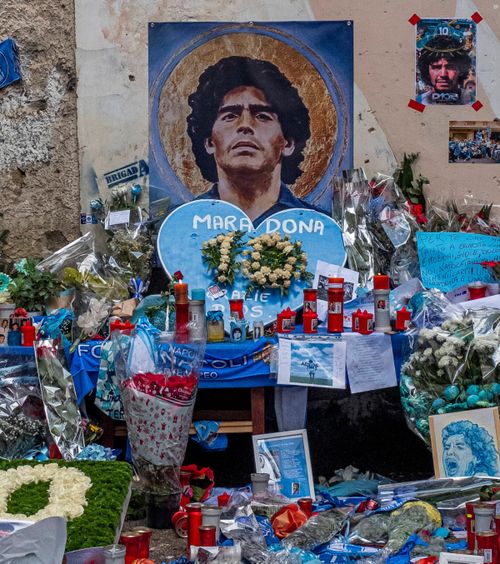 Scandal în tribunal  Medicul lui Maradona, agresat de fanii argentinianului + Judecătoarea,   vedetă de documentar,  s-a retras din caz