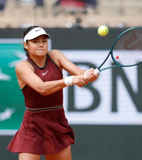 Emma Răducanu, eliminată   Fostul lider mondial, Iga Swiatek, a învins-o la   Roland Garros:  „Mai am mult de muncă”
