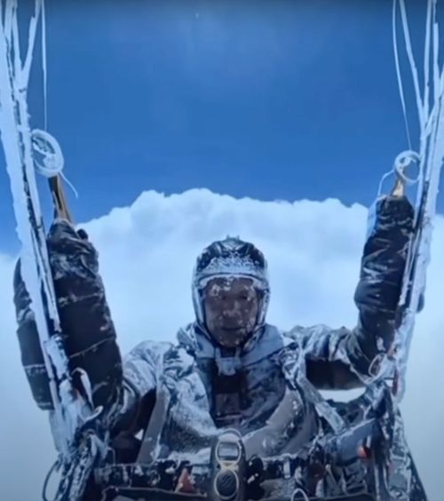 Imagini incredibile    VIDEO.  Un parapantist a fost dus de un vârtej până la o altitudine de   8.500 de metri!  A supraviețuit inexplicabil