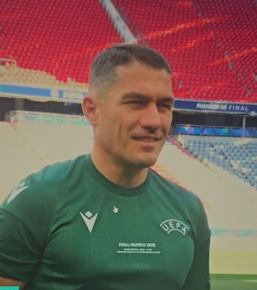 Kovacs, pregătit de finală  Cum s-au pozat arbitrul român și brigada sa la   antrenamentul oficial  de pe Allianz Arena