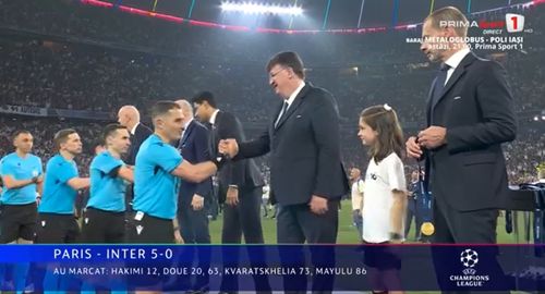 Momentul în care Istvan Kovacs primește medalia pentru finala Ligii Campionilor. Foto - captură Prima Sport (2).jpg