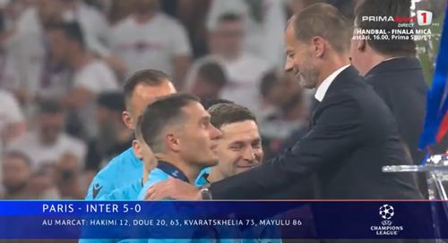 Momentul în care Istvan Kovacs primește medalia pentru finala Ligii Campionilor. Foto - captură Prima Sport (8).jpg