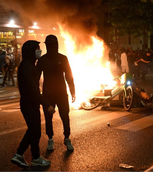 Scene șocante la Paris    VIDEO+FOTO:  Haos,   mașini incendiate  și lupte de stradă cu jandarmii, după succesul lui PSG din Liga Campionilor