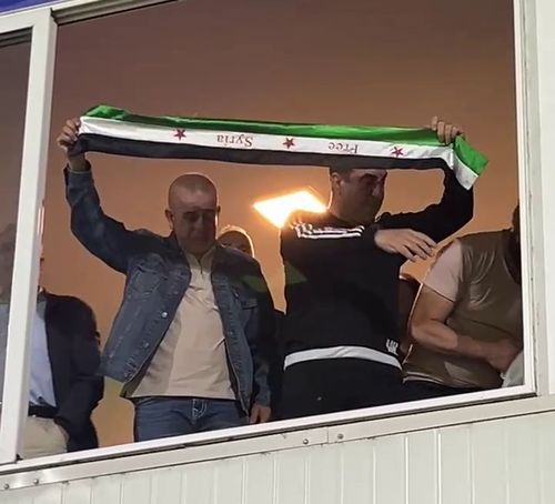 Mesaj politic la promovare   După ce Metaloglobus a ajuns în Liga 1, la oficială a apărut   „steagul revoluției”