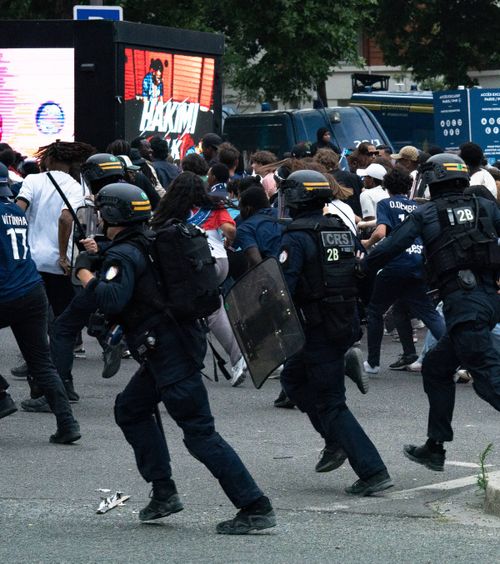 A doua noapte de haos în Paris  Noi ciocniri între fanii lui   PSG   și forțele de ordine din Franța