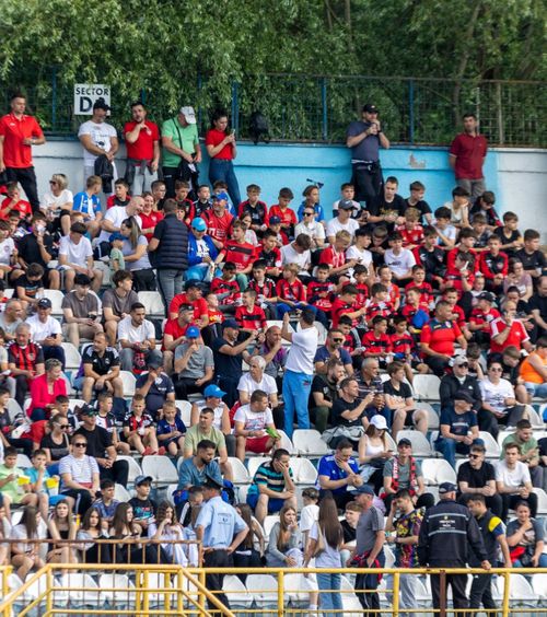 Ca pe vremuri    9.000 de fani  la Gloria Bistrița - SCM Rm. Vâlcea și un pas mare spre Liga a 2-a: o veste bună, una proastă și ce sezon tare se anunță la Liga 2
