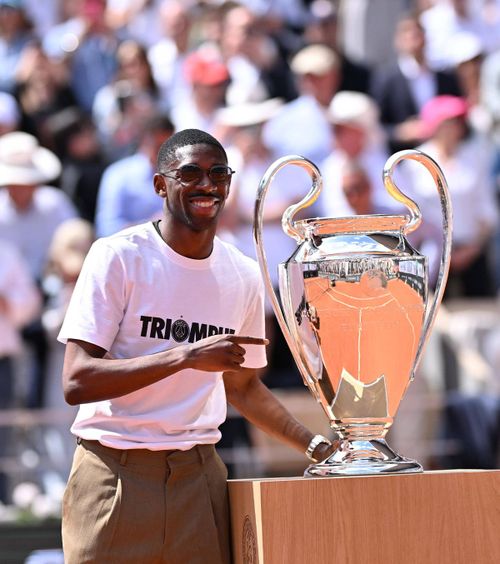 Cupa a ajuns la Roland Garros    VIDEO.  Ousmane Dembele a venit cu   trofeul Ligii Campionilor  pe terenul „Philippe Chatrier” înainte de meciul lui Djokovic